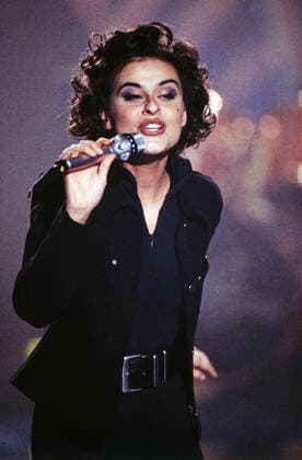 LISA STANSFIELD Lisa Stansfield, britische Pop und Soul Sängerin, hier bei einem TV Auftritt, Deutschland, 1991. Lisa Stansfield, British Pop and Soul singer, called the British Queen of White Soul, TV performance, Germany, 1991., Deutschland Copyright: kpa UnitedArchives55042333 EDITORIAL USE ONLY