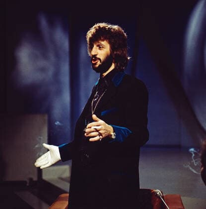 RINGO STARR Ringo Starr, eigentlich Richard Starkey, britischer Musiker, berühmter Schlagzeuger der Band The Beatles, hier in einer TV-Sendung, circa 1971. Ringo Starr, real name Richard Starkey, British musician, famous drummer of the band The Beatles, here in a TV programme, circa 1971., Copyright: kpa UnitedArchives55042364 EDITORIAL USE ONLY