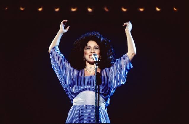 JULIA MIGENES Julia Migenes, amerikanische Opernsängerin und Schauspielerin, hier bei einem TV-Auftritt, Deutschland, 1983. Julia Migenes, American Opera singer and actress, TV performance, Germany, 1983., Deutschland Copyright: kpa UnitedArchives55042429 EDITORIAL USE ONLY