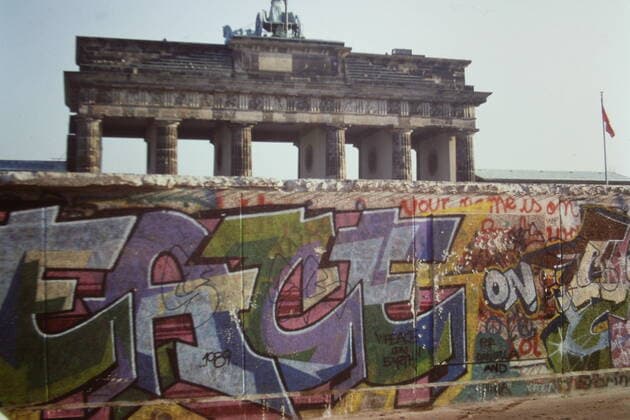 Das Brandenburger Tor - Im November 1989 kommen Westberliner rund um das Brandenburger Tor zusammen, um DDR Bürger wegen ihrer neuen Reisefreiheit zu begruessen. Mauerfall Brandenburger Tor *** The Brandenburg Gate In November 1989, West Berliners gather around the Brandenburg Gate to greet GDR citizens for their new freedom to travel Fall of the Wall Brandenburg Gate