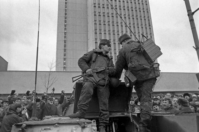 Events in Vilnius, Lithuania 8225394 11.01.1991 January 11-13, 1991. Clashes in Vilnius after Lithuania s announcement of leaving the USSR, between the supporters of Lithuania s independence, the USSR Armed Forces and the Committee of National Salvation of the Lithuanian SSR. Airborne troops outside the House of the Press in central Vilnius. Marius Baranauskas Vilnius Lithuania  Copyright: xMariusxBaranauskasx