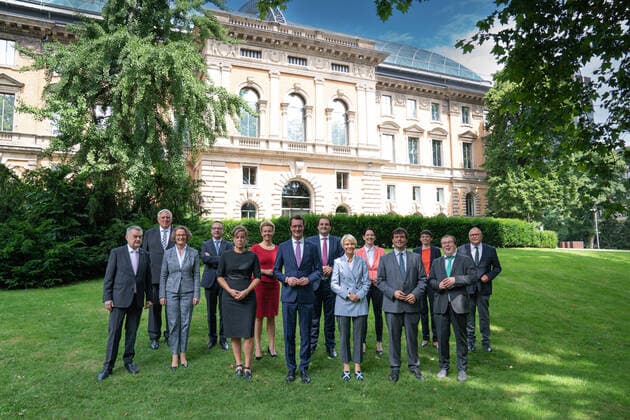 News Themen der Woche KW26 News Bilder des Tages Neues Landeskabinett in NRW Aktuell, 29.06.2022, Duesseldorf, Ernennung des neuen Landeskabinett von Nordrhein-Westfalen Ministerium des Inneren Minister Herbert Reul, Ministerium fuer Arbeit, Gesundheit und Soziales Minister Karl-Josef Laumann, Ministerium fuer Heimat, Kommunales, Bau und Digitalisierung Ministerin Ina Scharrenbach, Ministerium der Justiz Minister Dr. Benjamin Limbach, Ministerium fuer Kultur und Wissenschaft Ministerin Ina Brandes, Ministerium fuer Wirtschaft, Industrie, Klimaschutz und Energie Ministerin Mona Neubaur, Ministerpraesident Hendrik Wuest, Ministerium fuer Bundes- und Europaangelegenheiten, Internationales sowie Medien und Chef der Staatskanzlei Minister und Chef der Staatskanzlei Nathanael Liminski, Minister