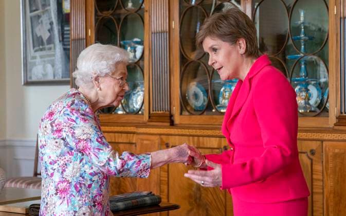 . 29 06 2022. Edinburgh, United Kingdom. Queen Elizabeth II receives First Minister of Scotland Nicola Sturgeon during an audience at the Palace of Holyroodhouse in Edinburgh, Scotland.  xPoolx xi-Imagesx IIM-23565-0002