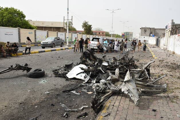 Jemen, Autobombe explodiert in Aden (220629) -- ADEN, June 29, 2022 -- Photo taken on June 29, 2022 shows the car bomb explosion site where a motorcade of a Yemeni high-ranking security official was struck in Yemen s southern port city of Aden. The car bomb blast hit the convoy of General Saleh Al-Sayd, commander of the Security forces in the neighboring southern province of Lahj when his motorcade was passing through a main street near Aden s airport, the local government source said on condition of anonymity. (Photo by Xinhua) YEMEN-ADEN-CAR BOMBING MuradxAbdo 