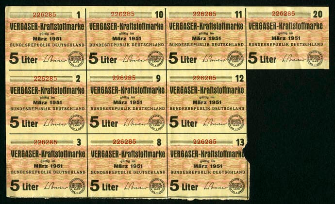 Europa, Deutschland, Bundesrepublik Deutschland, Zeit nach dem 2. Weltkrieg, Vergaser-Kraftstoffmarke , gültig im März 1951, für 5 Liter , Größe : 19,7 cm x 11,7 cm , Motiv nur für wissenschaftliche oder journalistische Zwecke, Rechte werden nicht vertreten . Europe, Germany, Federal Republic of Germany, time after WW II , ration card for motor gasoline, valid March 1951, for 5 litre, size : 19,7 cm x 11,7 cm , image only for academic or journalistic use, there are no rights . Vergaser-Kraftstoffmarken 1951 ration stamps for motor gasoline 1951 xHistorischesxAugexxRalfxFeltzx Copyright: xHistorischesxAugexRalfxFeltzx 1007242