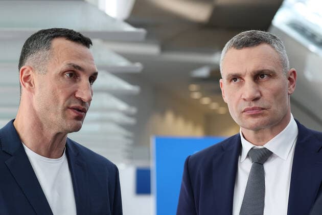 News Bilder des Tages NATO-Gipfel in Madrid, Wladimir und Vitali Klitschko Klitschko Brothers Attend NATO Summit In Madrid Wladimir Klitschko and Vitali Klitschko talk to the media during the NATO Summit in Madrid, Spain on June 29, 2022. Madrid Spain  Copyright: xJakubxPorzyckix originalFilename: porzycki-klitschk220629_npMnt.jpg