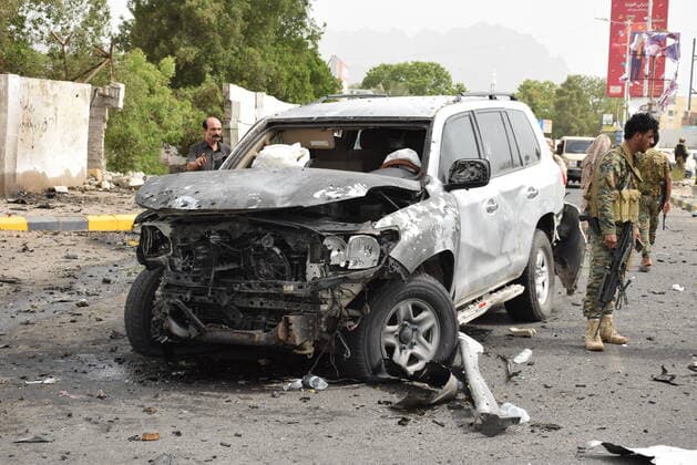 Jemen, Autobombe explodiert in Aden (220629) -- ADEN, June 29, 2022 -- Security forces inspect the car bomb explosion site where a motorcade of a Yemeni high-ranking security official was struck in Yemen s southern port city of Aden, on June 29, 2022. The car bomb blast hit the convoy of General Saleh Al-Sayd, commander of the Security forces in the neighboring southern province of Lahj when his motorcade was passing through a main street near Aden s airport, the local government source said on condition of anonymity. (Photo by Xinhua) YEMEN-ADEN-CAR BOMBING MuradxAbdo 