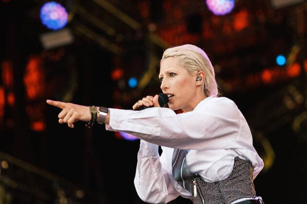 Drew Sycamore live at Roskilde Festival 2022, Roskilde, Denmark Roskilde, Denmark. 29th, June 2022. The Danish singer Drew Sycamore performs a live concert during the Danish music festival Roskilde Festival 2022 in Roskilde. Roskilde Denmark  Copyright: xGonzalesxPhoto FlemmingxBoxJensex