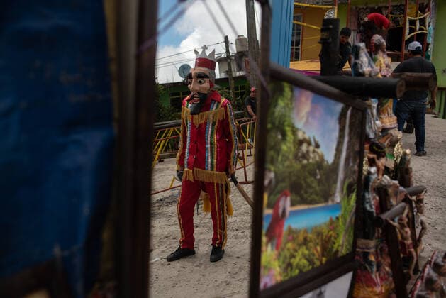 June 29, 2022: Traditional dancers of the Santiagos dance perform their steps during the patron saint festival in honor of Saint Peter - ZUMAqp1_ 20220629_zip_qp1_005 Copyright: xHectorxAdolfoxQuintanarxPerezx