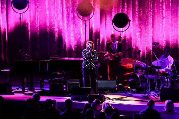 Norah Jones Performs At The Greek Theatre American singer-songwriter Norah Jones performs on stage at The Greek Theatre on June 29, 2022 in Los Angeles, California, United States. The Greek Theatre, Los Angeles, California California United States  Copyright: xImagexPressxAgencyx originalFilename: collin-norahjon220630_npQsN.jpg
