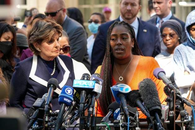 Gloria Allred und Jovante Cunningham nach der Bekanntgabe des Urteils für R. Kelly am Urteil am Brooklyn Federal Court. Der R&B-Sänger ist im Missbrauchsprozess in New York zu 30 Jahren Haft wegen sexueller Ausbeutung Minderjähriger, Entführung und Bestechung verurteilt worden. New York, 29.06.2022 *** Gloria Allred and Jovante Cunningham after the announcement of the verdict for R Kelly at the Brooklyn Federal Court sentencing The R B singer has been sentenced to 30 years in prison for sexual exploitation of minors, kidnapping and bribery in the abuse trial in New York New York, 29 06 2022 Foto:xJ.xNacionxx xFuturexImage