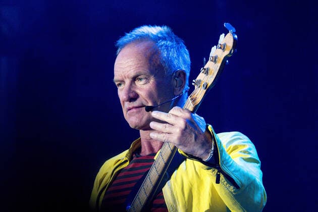 Le chanteur Sting sur scene interprete ses plus grands succes tournÃ e My songs au festival du Printemps de PÃ rouges Ã Saint-Vulbas, France le 29 06 22. Photo Sandrine Thesillat Panoramic CELEBRITES : Printemps de Perouges - Saint-Vulbas - 29 06 2022 SandrineThesillat Panoramic 