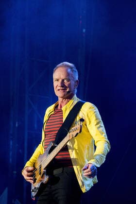 Le chanteur Sting sur scene interprete ses plus grands succes tournÃ e My songs au festival du Printemps de PÃ rouges Ã Saint-Vulbas, France le 29 06 22. Photo Sandrine Thesillat Panoramic CELEBRITES : Printemps de Perouges - Saint-Vulbas - 29 06 2022 SandrineThesillat Panoramic 