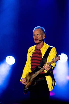 Le chanteur Sting sur scene interprete ses plus grands succes tournÃ e My songs au festival du Printemps de PÃ rouges Ã Saint-Vulbas, France le 29 06 22. Photo Sandrine Thesillat Panoramic CELEBRITES : Printemps de Perouges - Saint-Vulbas - 29 06 2022 SandrineThesillat Panoramic 