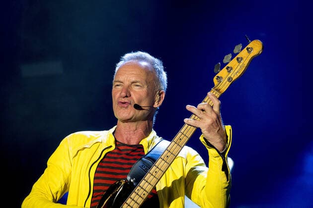 Le chanteur Sting sur scene interprete ses plus grands succes tournÃ e My songs au festival du Printemps de PÃ rouges Ã Saint-Vulbas, France le 29 06 22. Photo Sandrine Thesillat Panoramic CELEBRITES : Printemps de Perouges - Saint-Vulbas - 29 06 2022 SandrineThesillat Panoramic 