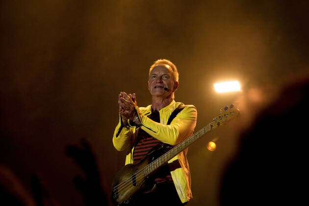 Le chanteur Sting sur scene interprete ses plus grands succes tournÃ e My songs au festival du Printemps de PÃ rouges Ã Saint-Vulbas, France le 29 06 22. Photo Sandrine Thesillat Panoramic CELEBRITES : Printemps de Perouges - Saint-Vulbas - 29 06 2022 SandrineThesillat Panoramic 