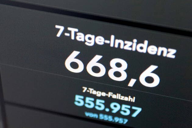 Dashboard des RKI, die 7-Tage-Inzidenz liegt nun bei 668,6 7-Tage-Inzidenz, Dashboard des RKI auf einem Monitor am 30.06.2022 in Siegen Deutschland.
