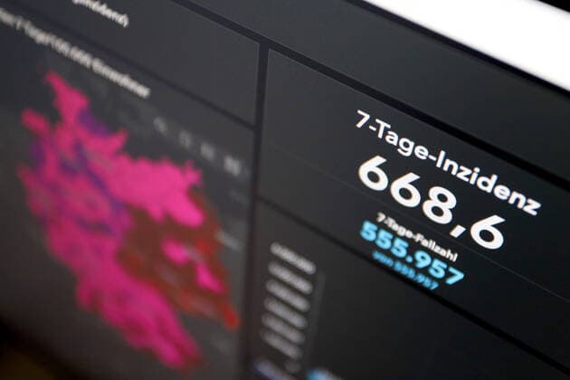 Dashboard des RKI, die 7-Tage-Inzidenz liegt nun bei 668,6 7-Tage-Inzidenz, Dashboard des RKI auf einem Monitor am 30.06.2022 in Siegen Deutschland.