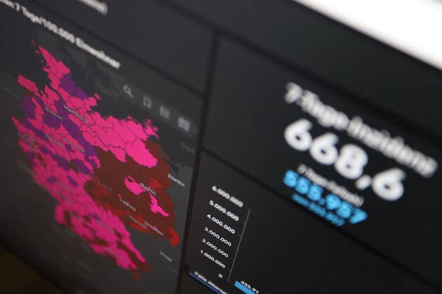 Dashboard des RKI, die 7-Tage-Inzidenz liegt nun bei 668,6 7-Tage-Inzidenz, Dashboard des RKI auf einem Monitor am 30.06.2022 in Siegen Deutschland.