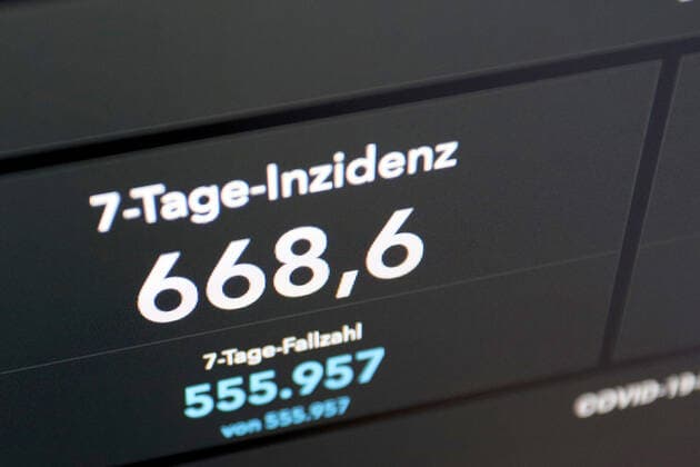 Dashboard des RKI, die 7-Tage-Inzidenz liegt nun bei 668,6 7-Tage-Inzidenz, Dashboard des RKI auf einem Monitor am 30.06.2022 in Siegen Deutschland.
