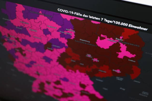 Dashboard des RKI, die 7-Tage-Inzidenz liegt nun bei 668,6 7-Tage-Inzidenz, Dashboard des RKI auf einem Monitor am 30.06.2022 in Siegen Deutschland.