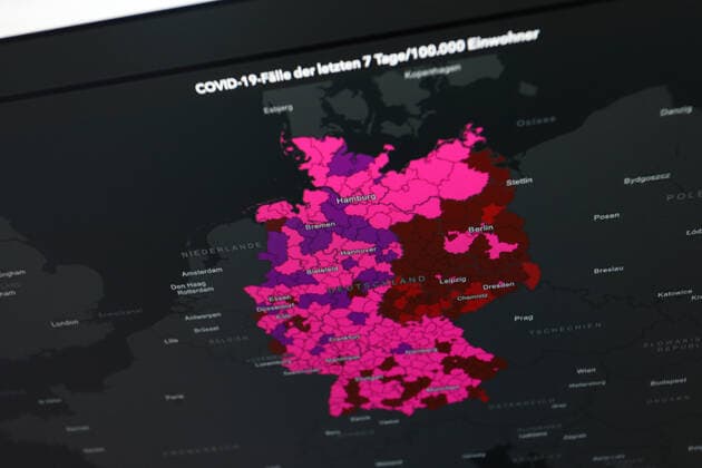 Dashboard des RKI, die 7-Tage-Inzidenz liegt nun bei 668,6 7-Tage-Inzidenz, Dashboard des RKI auf einem Monitor am 30.06.2022 in Siegen Deutschland.