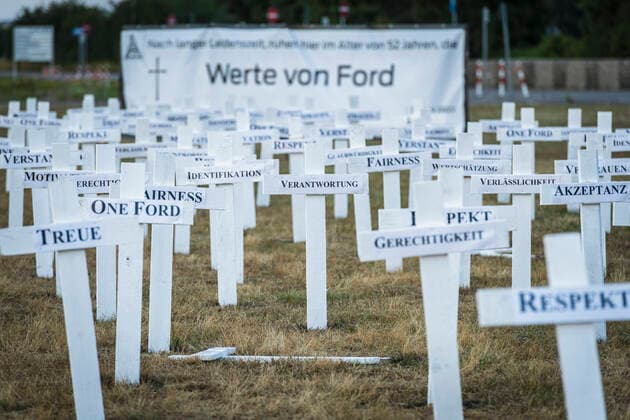 Bilder des Jahres 2022, News 06 Juni News Themen der Woche KW26 226 weiße Kreuze stehen am Mittwochabend (29.06.2022) vor dem Ford Werks in Saarlouis. Rund 800 Mitarbeiter des Betriebs haben sie am Mittag während einer Protestaktion in den Boden geschlagen und damit Firmenwerte wie Treue, Verlässlichkeit, Vertrauen, Respekt, Glaubwürdigkeit oder Identifikation symbolisch beerdigt. Grund für die Aktion ist der Beschluss von Ford nach 2025 kein Elektroauto am Standort in Saarlouis zu bauen.Dann läuft die Produktion für den Focus aus. Für rund 6000 Mitarbeiter ist ihre Zukunft bei Ford somit ungewiss. Die 226 Kreuze stehen für den 22.Juni an dem der Entschluss Fords bekannt gegeben wurde. *** 226 white crosses stand on Wednesday evening 29 06 2022 in front of the Ford plant in Saarlouis About 800 bub