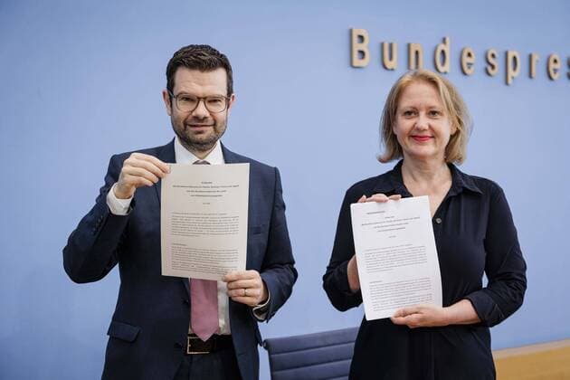 News Themen der Woche KW26 News Bilder des Tages Lisa Paus (Buendnis 90 Die Gruenen), Bundesministerin fuer Familie, Senioren, Frauen und Jugend zusammen mit Marco Buschmann (FDP), Bundesminister der Justiz, aufgenommen im Rahmen der Vorstellung des Eckpunktepapiers zum Selbstbestimmungsgesetz in der Bundespressekonferenz (BPK) in Berlin. 30.06.2022. Berlin Deutschland *** Lisa Paus Buendnis 90 Die Gruenen , Federal Minister for Family Affairs, Senior Citizens, Women and Youth together with Marco Buschmann FDP , Federal Minister of Justice, recorded during the presentation of the key points paper on the self-determination law at the Federal Press Conference BPK in Berlin 30 06 2022 Berlin Germany Copyright: xFelixxZahn photothek.netx