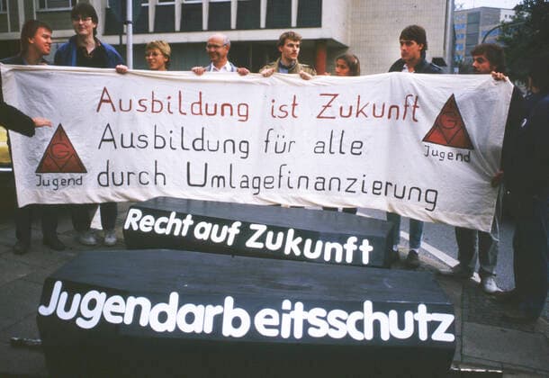 Menschen,Orte und Ereignisse im Jahr 1985-6 Siegen am 10.10.85; Luwigsahafen am 14.10.85; Dortmund am 11.12.1985 und 19.10.1985 . Der Absicht der Veränderung des Âß 116 zum Streikrecht begegneten DGB und Einzelgewerkschaften und zahlreiche Beschäftigte mit zahlreichen und vielfältigen Protesten in der Bundesrepublik. Ludwigshafen. *** People,places and events in 1985 6 Siegen on 10 10 85 Luwigsahafen on 14 10 85 Dortmund on 11 12 1985 and 19 10 1985 The intention to change the Âß 116 on the right to strike was met by DGB and individual trade unions and numerous employees with numerous and varied protests in the Federal Republic Ludwigshafen
