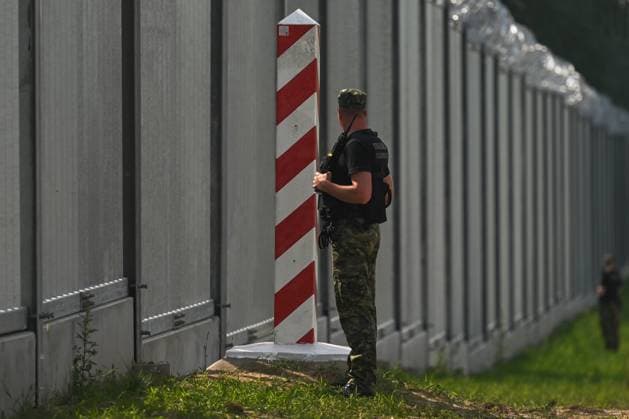 Poland Completes Belarus Border Wall A general view of the border fence and border guards at the Polish-Belarusian border near the village of Nowodziel. Prime Minister Mateusz Morawiecki appeared on the Polish-Belarusian border at the border fence, which the Polish government called a physical barrier . He participated in the handover of this steel and concrete structure to the Border Guard, by the contractor of the project, Budimex, Unibep and Budrex companies. The border fence on the Polish-Belarusian border was built with the use of 50,000 tons of steel. It is 5.5 meters high, topped with a razor wire and it stretches for 186.25 km. On Thursday, June 30, 2022, in Nowodziel, near Kuznica, Podlaskie Voivodeship, Poland. Kuznica Poland  Copyright: xArturxWidakx originalFilename: widak-polandco220630_npJyg.jpg