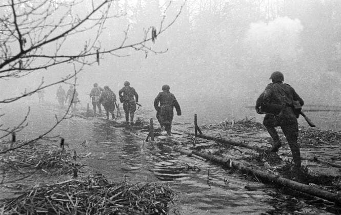 SOLDIERS RIVER FOG 601 01.11.1944 Soldiers of the 8th guards corps crossing a river. Sergei Sputnik Russia  Copyright: xSergeix