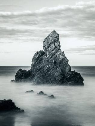 Creative Highlights World Felsen am Sango Sands Beach Bay Durness in Langzeitbelichtung schwarz-weiß, Lairg, NC500, Schottland, UK *** Rocks on Sango Sands Beach Bay Durness in Long time exposure Black White, Lairg, NC500, Scotland, UK Copyright: imageBROKER/MaciejxOlszewski ibxmao08340733.jpg