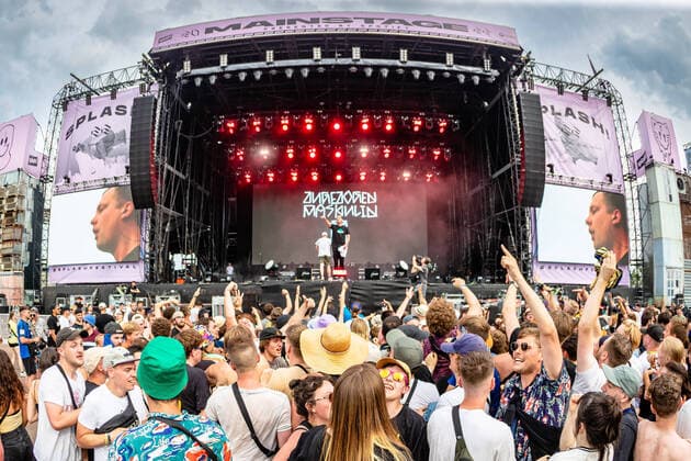 Bilder des Jahres 2022, Entertainment 06 Juni Entertainment Themen der Woche KW26 Entertainment Bilder des Tages Splash Festival 2022 Hip-Hop-Duo Zugezogen Maskulin auf der MainStage waehrend des 23. Splash Festivals - Tag 1 - auf der Halbinsel Ferropolis (Stadt aus Eisen) am 30. June 2022 bei Graefenhainichen , Sachsen Anhalt, Germany *** Splash Festival 2022 Hip Hop Duo Zugezogen Maskulin on the MainStage during the 23 Splash Festival Day 1 on the peninsula Ferropolis city of iron on 30 June 2022 near Graefenhainichen , Sachsen Anhalt, Germany