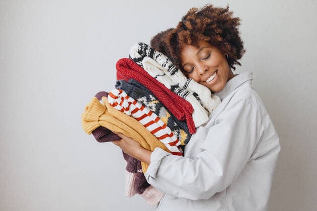 Creative Highlights Symbolbilder A woman enjoys a collection of warm clothes. Saint Petersburg, ?????-?????????, Russia CR_VURK220630-1002892-01 ,model released, Symbolfoto