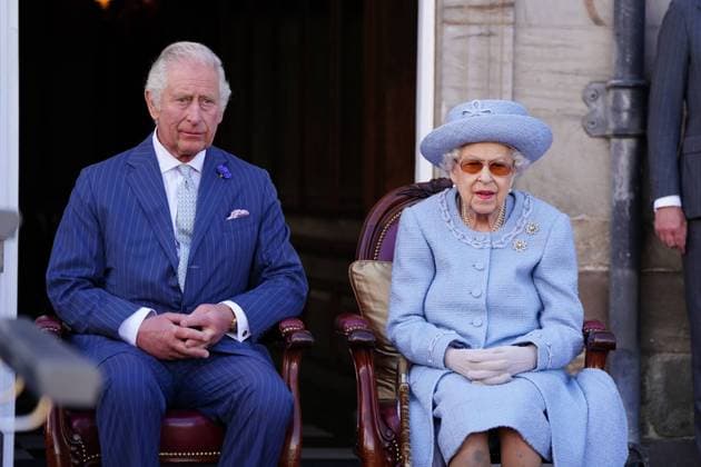 Entertainment Themen der Woche KW26 Entertainment Bilder des Tages . 30 06 2022. Edinburgh, United Kingdom. Queen Elizabeth II and Prince Charles , at the Queen s Body Guard for Scotland Reddendo Parade in the gardens of the Palace of Holyroodhouse in Edinburgh, Scotland.  xPoolx xi-Imagesx IIM-23570-0003