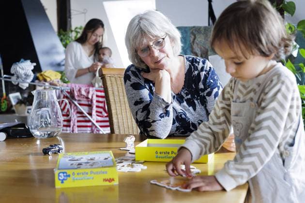 Ehrenamt: Grossmutter auf Zeit. Bonn Deutschland *** Volunteer temporary grandmother Bonn Germany Copyright: xUtexGrabowsky photothek.dex