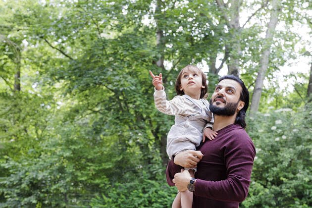 IMAGO Creative: Vaterschaft Vater mit Kind im Gruenen Bonn Deutschland *** Father with child in green Bonn Germany Copyright: xUtexGrabowsky photothek.dex