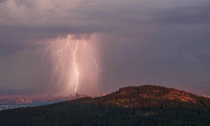 Blitz über Frankfurt Ein Blitz schlägt vom Großen Feldberg im Taunus aus gesehen im Rhein-Main-Gebiet über der Frankfurter Skyline ein., Schmitten Hessen Deutschland *** Lightning over Frankfurt A lightning strikes from the Großer Feldberg in Taunus seen in the Rhine Main area over the Frankfurt skyline , Schmitten Hesse Germany