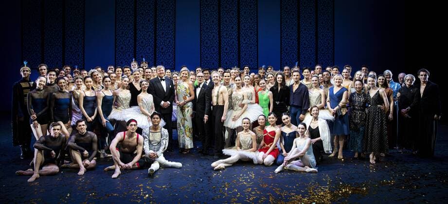 Bilder des Jahres 2022, Entertainment 06 Juni Entertainment Themen der Woche KW26 Entertainment Bilder des Tages 2022-06-30 22:53:57 AMSTERDAM - King Willem-Alexander and Queen Maxima with dancers on stage during their visit in honor of the sixtieth anniversary of Dutch National Ballet. For Dutch National Ballet, the 2021-2022 season is partly dominated by birthdays. The company will be exactly 60 years old on August 31, 2021. Choreographer Toer van Schayk hopes to turn 85 in September and colleague Hans van Manen even 90 next year. ANP RAMON VAN FLYMEN netherlands out - belgium out *** 2022 06 30 22 53 57 AMSTERDAM King Willem Alexander and Queen Maxima with dancers on stage during their visit in honor of the sixtieth anniversary of Dutch National Ballet For Dutch National Ballet, the 2021 2022 season is partly dominated by birthdays The company will  Copyright: xx x451178882x originalFilename: 451178882.jpg