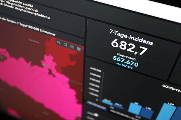 Dashboard des RKI, die 7-Tage-Inzidenz liegt nun bei 682,7 7-Tage-Inzidenz, Dashboard des RKI auf einem Monitor am 01.07.2022 in Siegen Deutschland.