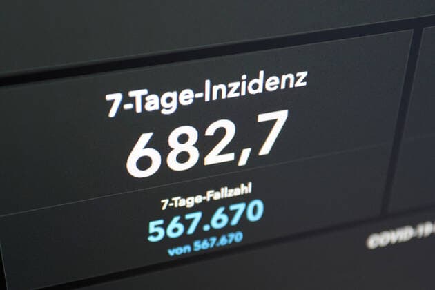 Dashboard des RKI, die 7-Tage-Inzidenz liegt nun bei 682,7 7-Tage-Inzidenz, Dashboard des RKI auf einem Monitor am 01.07.2022 in Siegen Deutschland.