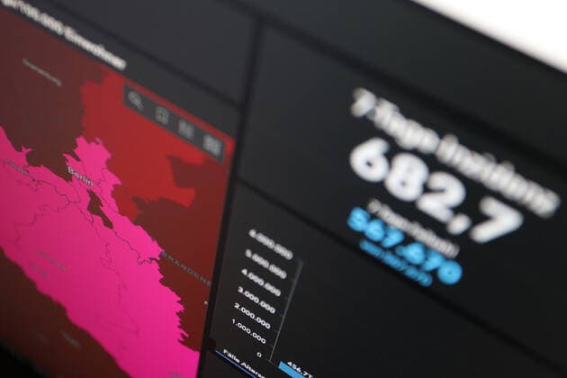 Dashboard des RKI, die 7-Tage-Inzidenz liegt nun bei 682,7 7-Tage-Inzidenz, Dashboard des RKI auf einem Monitor am 01.07.2022 in Siegen Deutschland.