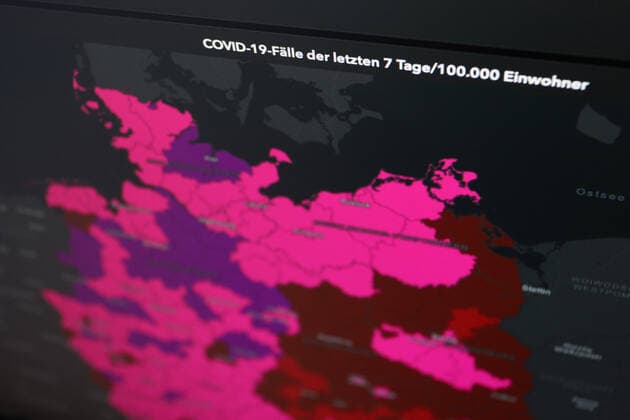 Dashboard des RKI, die 7-Tage-Inzidenz liegt nun bei 682,7 7-Tage-Inzidenz, Dashboard des RKI auf einem Monitor am 01.07.2022 in Siegen Deutschland.