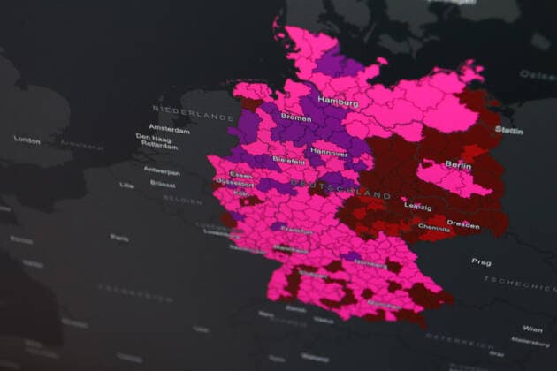 Dashboard des RKI, die 7-Tage-Inzidenz liegt nun bei 682,7 7-Tage-Inzidenz, Dashboard des RKI auf einem Monitor am 01.07.2022 in Siegen Deutschland.