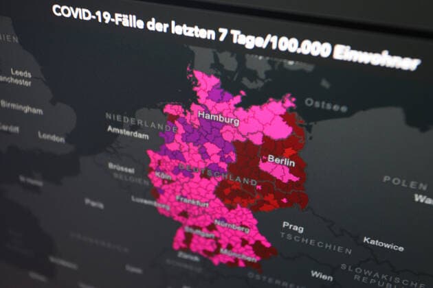 Dashboard des RKI, die 7-Tage-Inzidenz liegt nun bei 682,7 7-Tage-Inzidenz, Dashboard des RKI auf einem Monitor am 01.07.2022 in Siegen Deutschland.