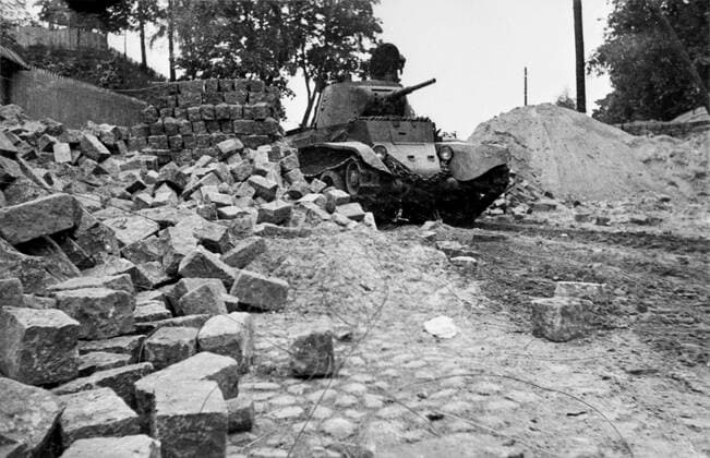 Soviet tank BT-2 5652823 18.09.1939 The World War II, 1939-1945. The Polish campaign of the Red Army, September 17-29, 1939. Accession of Western Ukraine and Western Belarus to the USSR. A Soviet tank BT-2 crosses the Belarusian border in Vilno, 1939. Fedor Belarus  Copyright: xFedorx