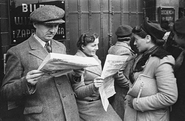 First Soviet newspapers 887696 27.10.1939 People of Poland reading the first Soviet newspapers. Great Patriotic War (1941-1945). Fedor Sputnik Ukrainian SSR USSR  Copyright: xFedorx