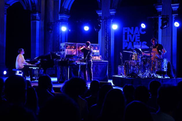 Gabriel Legeleux, dit Superpoze - Le Festival Fnac Live Paris en partenariat avec la Ville de Paris reprend ses quartiers d ete en plein coeur de la capitale. Co organise par la Fnac et la Ville de Paris, le festival revient enfin dans sa forme originelle du 29 juin au 1er juillet. Pour sa 11e edition, cet evenement unique et singulier au coeur de Paris proposera sur ses 3 soirees 29 concerts gratuits sur le Parvis de l Hotel de Ville ainsi que dans ses Salons. NEWS : Le Festival Fnac Live Paris 2022 - 30 06 2022 LionelUrman Panoramic 