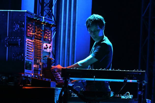 Gabriel Legeleux, dit Superpoze - Le Festival Fnac Live Paris en partenariat avec la Ville de Paris reprend ses quartiers d ete en plein coeur de la capitale. Co organise par la Fnac et la Ville de Paris, le festival revient enfin dans sa forme originelle du 29 juin au 1er juillet. Pour sa 11e edition, cet evenement unique et singulier au coeur de Paris proposera sur ses 3 soirees 29 concerts gratuits sur le Parvis de l Hotel de Ville ainsi que dans ses Salons. NEWS : Le Festival Fnac Live Paris 2022 - 30 06 2022 LionelUrman Panoramic 