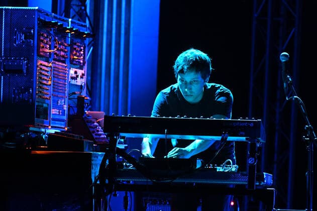 Gabriel Legeleux, dit Superpoze - Le Festival Fnac Live Paris en partenariat avec la Ville de Paris reprend ses quartiers d ete en plein coeur de la capitale. Co organise par la Fnac et la Ville de Paris, le festival revient enfin dans sa forme originelle du 29 juin au 1er juillet. Pour sa 11e edition, cet evenement unique et singulier au coeur de Paris proposera sur ses 3 soirees 29 concerts gratuits sur le Parvis de l Hotel de Ville ainsi que dans ses Salons. NEWS : Le Festival Fnac Live Paris 2022 - 30 06 2022 LionelUrman Panoramic 